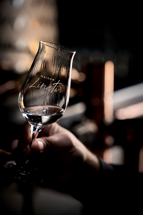 Dégustation de whisky millésimé dans un verre de Maison Lineti