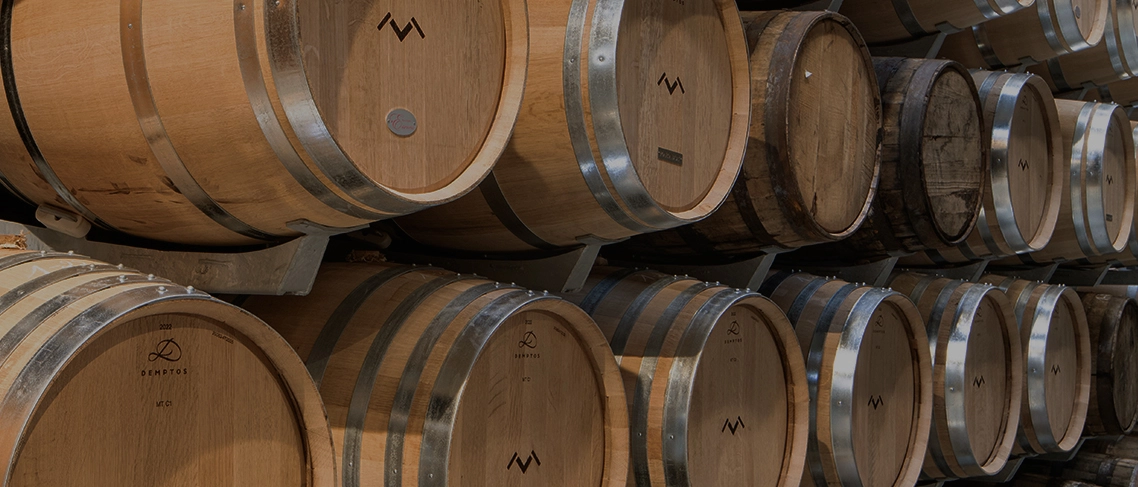 Salle de vieillissement du whisky représentant des barriques sur sept niveaux.